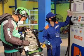 Giá xăng dầu tăng mạnh, RON 95 vượt 20.500 đồng một lít