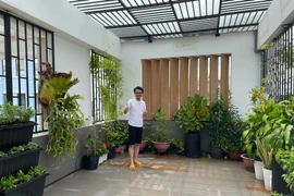 Xuýt xoa khu vườn xanh mướt trên sân thượng nhà Hứa Minh Đạt - Lâm Vỹ Dạ