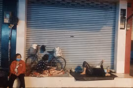 Người nghèo ở TP.HCM không nhà ở, miếng ăn hậu giãn cách