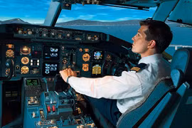 Không dễ trở thành phi công soái ca ngời ngời, cũng vất vả và tốn kém như thế này