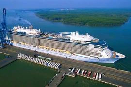 Bên trong “siêu tàu” lớn nhất thế giới vừa đến Việt Nam 