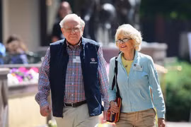 Người vợ tỷ phú Warren Buffett giới thiệu bạn gái thân bầu bạn với chồng