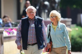 Người vợ tỷ phú Warren Buffett giới thiệu bạn gái thân bầu bạn với chồng