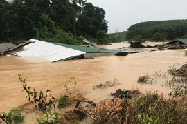 Lũ quét bất ngờ khiến hàng chục mái nhà 'biến mất' ở Kom Tum