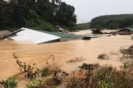 Lũ quét bất ngờ khiến hàng chục mái nhà 'biến mất' ở Kom Tum