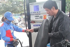 Tăng thuế xăng 8.000 đồng, dân có nghĩa vụ phải đóng 