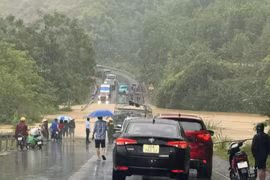 Tắc đường kéo dài hàng km do sạt lở đất, đá tại Bắc Kạn