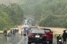 Tắc đường kéo dài hàng km do sạt lở đất, đá tại Bắc Kạn