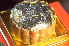 Bóc giá những chiếc bánh trung thu dát vàng gây sốt