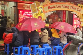 “Đội mưa lạnh” chờ mua vàng trước ngày vía Thần Tài