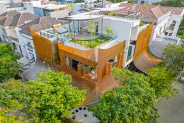 Nhà hướng Tây “đập tan” nắng nóng nhờ mái che bằng thép gợn sóng