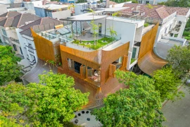 Nhà hướng Tây “đập tan” nắng nóng nhờ mái che bằng thép gợn sóng