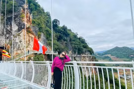 Vẻ đẹp cây cầu kính dài nhất thế giới ở Mộc Châu