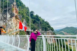 Vẻ đẹp cây cầu kính dài nhất thế giới ở Mộc Châu