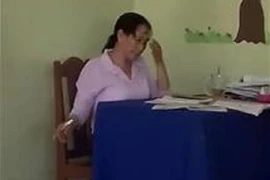 Tạm thời không cho giáo viên ném vở học sinh xuống nền gạch đứng lớp