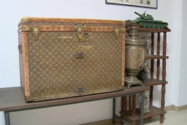 Chiếc rương đựng ngô xó nhà, bất ngờ là hàng hiệu 250 triệu 