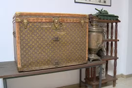 Chiếc rương đựng ngô xó nhà, bất ngờ là hàng hiệu 250 triệu 