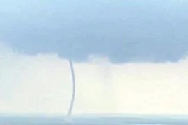 Vòi rồng 'khủng' xuất hiện trên hồ Trị An