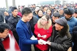 Đại gia chi hơn 100 tỷ tặng cả làng ăn Tết là ai?