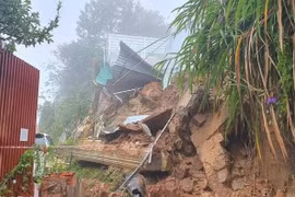 Bờ taluy bị sạt lở, hàng trăm khối đá đổ xuống nhà dân