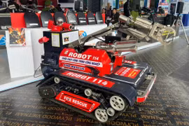 Robot chữa cháy lần đầu được giới thiệu tại Triển lãm Quốc phòng 