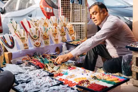 Kỳ bí thành phố ra đường là “đụng phải” vàng bạc đá quý 