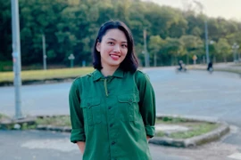 Hoa khôi bóng chuyền Thu Hoài với áo lính cực xinh 