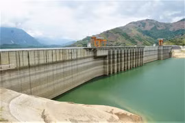 Cận cảnh cạn khô của hàng loạt hồ thuỷ điện ở Việt Nam