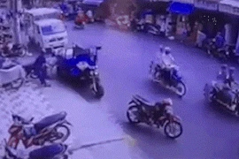 Kẻ gian lấy trộm bao hàng của tài xế xe ba gác tại TPHCM 