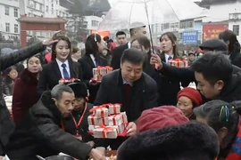 Choáng ngợp cách đại gia Trung Quốc “vung tiền” thưởng Tết