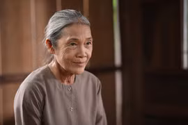 Nữ chính U70 của phim “Lật mặt“: Nửa đêm vẫn có fan xin chụp ảnh cùng