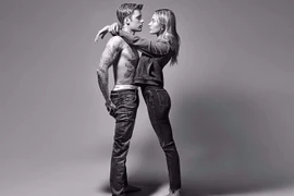 Justin Bieber - Hailey Baldwin chụp ảnh nóng bỏng sau lễ cưới 