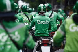 Xe ôm công nghệ ở Hà Nội mòn mỏi chờ được chạy lại