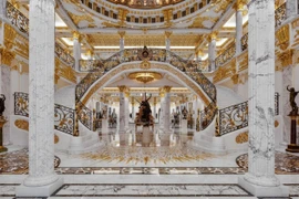 Choáng ngợp biệt thự xa hoa dát 700.000 miếng vàng