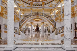 Choáng ngợp biệt thự xa hoa dát 700.000 miếng vàng