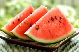 4 sai lầm khi ăn dưa hấu ngày hè, vừa mất chất lại hại sức khỏe