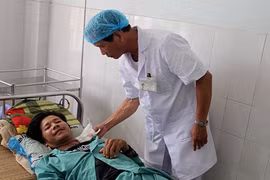 Cứu sống người đàn ông dùng rựa cắt đứt cổ họng