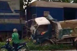Quảng Ninh: Tàu hoả đâm trực diện xe tải, lái xe nguy kịch