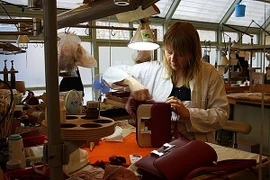 Bí ẩn quy trình chế tác túi xách da cá sấu đắt đỏ