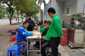 Đặt bàn tuyển dụng tại vỉa hè, Mai Linh quyết hút tài xế Uber, Grab 
