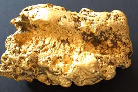 Đào được tảng vàng 2,7 tỷ,người đàn ông mất ngủ suốt 3 ngày