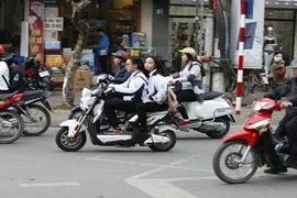 Vợ vi phạm luật giao thông, chồng dọa tự thiêu 