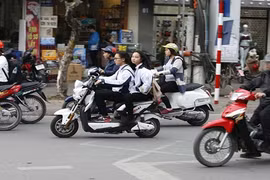 Vợ vi phạm luật giao thông, chồng dọa tự thiêu 