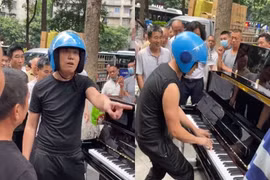 Nam shipper thắng ngoạn mục khi thách đấu ông chủ cửa hàng nhạc cụ