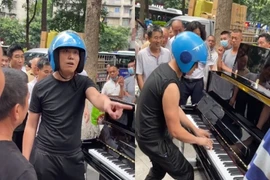 Nam shipper thắng ngoạn mục khi thách đấu ông chủ cửa hàng nhạc cụ