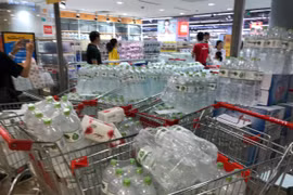 Cảnh tượng chưa từng có ở HN: Nước sinh hoạt nhiễm hoá chất, người dân "ùn ùn" mua nước đóng chai