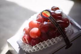 Nho Nhật 12 triệu đồng/kg ngon cỡ nào mà khách “xếp hàng” mua?