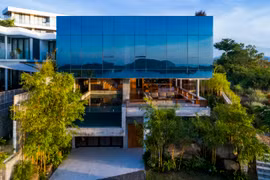 Báo Mỹ “ngả mũ” biệt thự Nha Trang “treo” bể bơi ngoài mặt tiền 