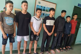 Hai nhóm vác dao hỗn chiến ở quán trà sữa