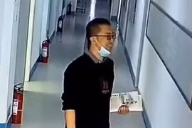 Video: Thầy giáo cố nở nụ cười khi vào lớp và lý do cảm động phía sau